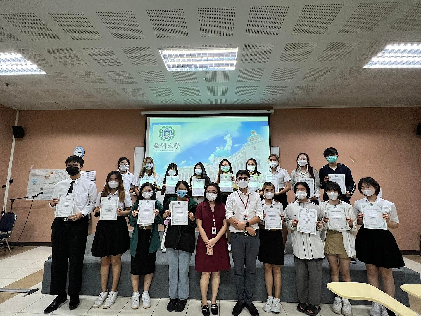 สำนักวิชาเทคโนโลยีสารสนเทศ มอบใบประกาศนียบัตร CertificateและTranscript ให้แก่นักศึกษาโครงการ 