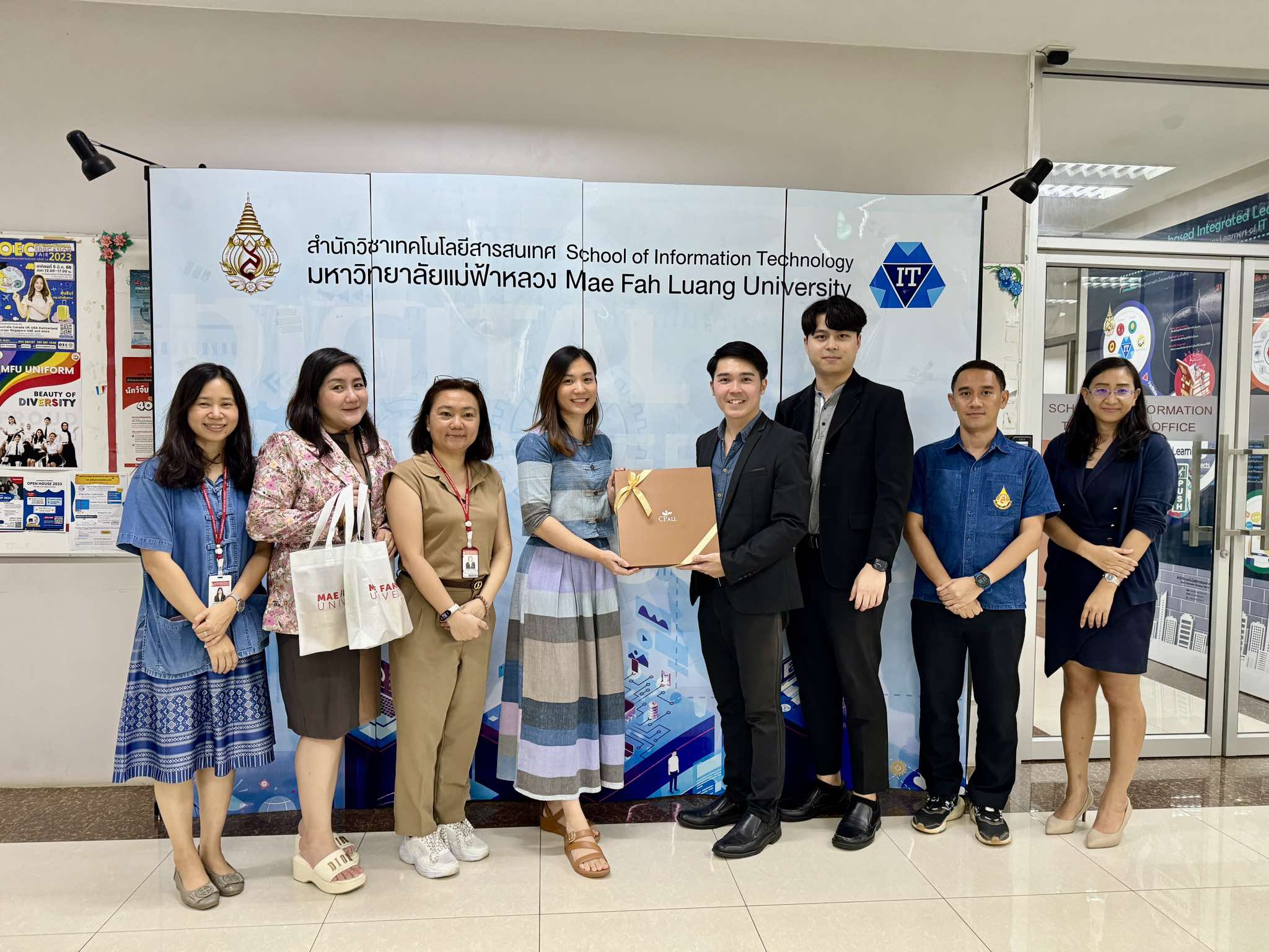 สำนักวิชาเทคโนโลยีสารสนเทศ มฟล. ให้การต้อนรับผู้แทนจากบริษัท ซีพี ออลล์ จำกัด (มหาชน) ในการหารือความร่วมมือทางด้านสหกิจศึกษา
