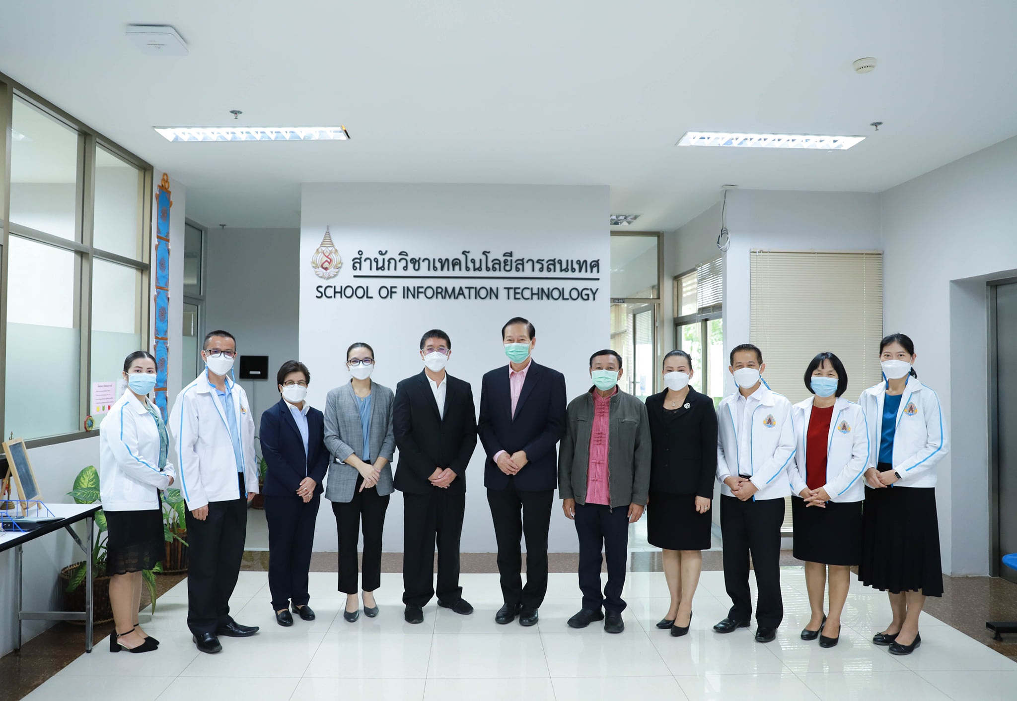 นายกเทศมนตรีนครเชียงราย ผู้อำนวยการสถานศึกษา พร้อมด้วยผู้บริหาร และคณะครู ได้ให้เกียรติมาสวัสดีปีใหม่ 2565 สำนักวิชาเทคโนโลยีสารสนเทศ